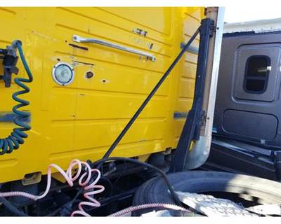 Volvo VNL Bracket
