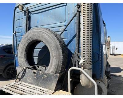 Volvo VNL Bracket