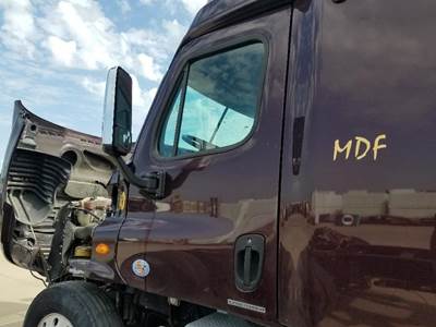 Freightliner Cascadia Left Front Door Assembly for a Freightliner CASCADIA 125