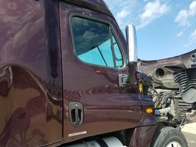 Freightliner Cascadia Right Front Door Assembly for a Freightliner CASCADIA 125