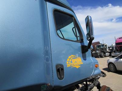 Freightliner Cascadia Right Front Door Assembly for a Freightliner CASCADIA 125