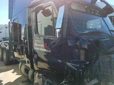 Freightliner Cascadia Right Front Door Assembly for a Freightliner CASCADIA 125