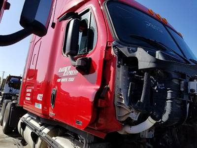 Freightliner Cascadia Right Front Door Assembly for a Freightliner CASCADIA 125