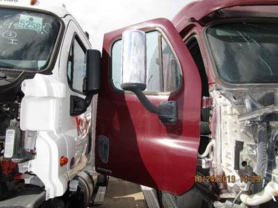 Freightliner Cascadia Right Front Door Assembly for a Freightliner CASCADIA 125