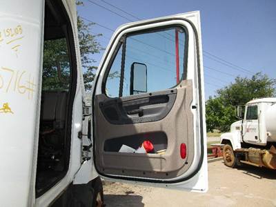Freightliner Cascadia Right Front Door Assembly for a Freightliner CASCADIA 125