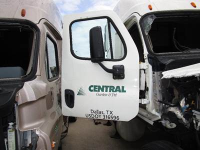 Freightliner Cascadia Right Front Door Assembly for a Freightliner CASCADIA 125