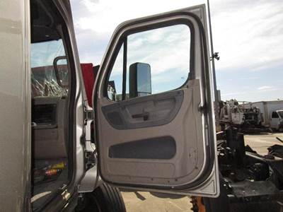 Freightliner Cascadia Right Front Door Assembly for a Freightliner CASCADIA 125