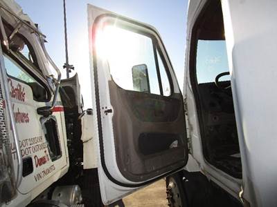 Freightliner Cascadia Left Front Door Assembly for a Freightliner CASCADIA 125