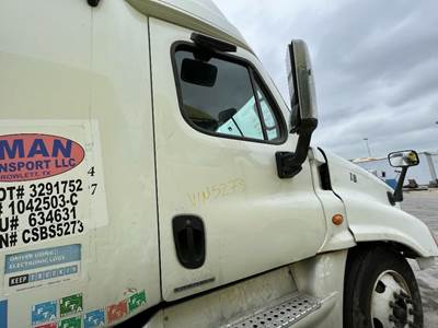 Freightliner Cascadia Right Front Door Assembly for a Freightliner CASCADIA 125