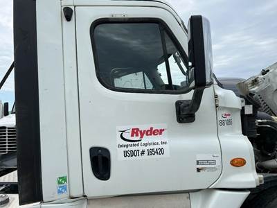 Freightliner Cascadia Right Front Door Assembly for a Freightliner CASCADIA 125