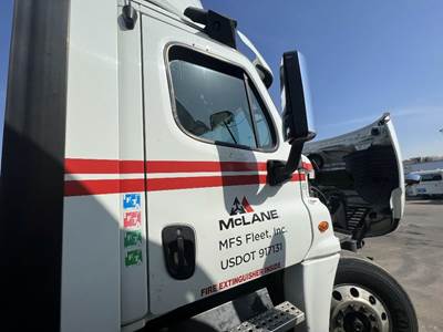 Freightliner Cascadia Right Front Door Assembly for a Freightliner CASCADIA 125