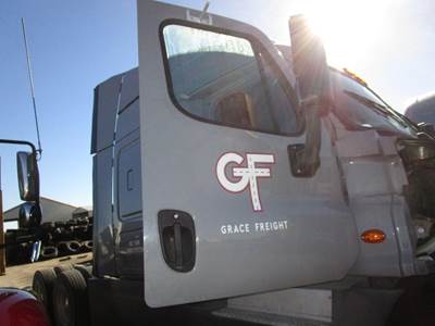 Freightliner Cascadia Right Front Door Assembly for a Freightliner CASCADIA 125