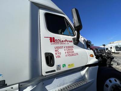 Freightliner Cascadia Right Front Door Assembly for a Freightliner CASCADIA 125