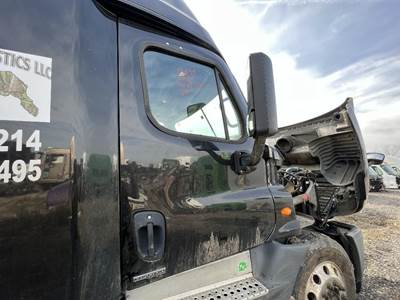 Freightliner Cascadia Right Front Door Assembly for a Freightliner CASCADIA 125