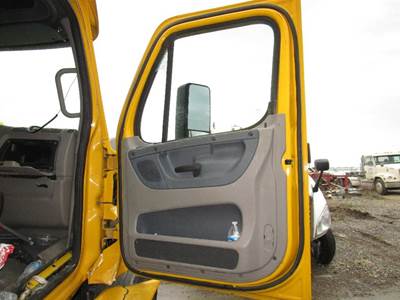 Freightliner Cascadia Right Front Door Assembly for a Freightliner CASCADIA 125