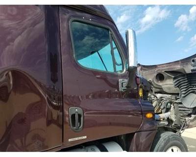 Freightliner Cascadia Right Front Door Assembly for a Freightliner CASCADIA 125