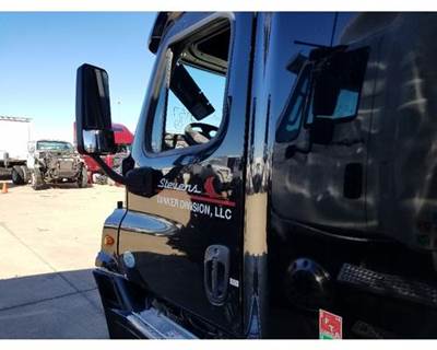 Freightliner Cascadia Left Front Door Assembly for a Freightliner CASCADIA 125