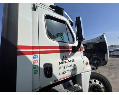 Freightliner Cascadia Right Front Door Assembly for a Freightliner CASCADIA 125