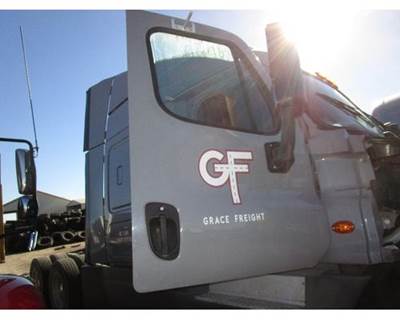 Freightliner Cascadia Right Front Door Assembly for a Freightliner CASCADIA 125