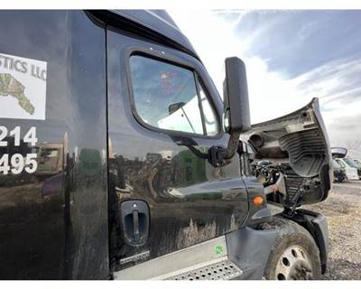 Freightliner Cascadia Right Front Door Assembly for a Freightliner CASCADIA 125