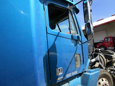 Freightliner Columbia Right Front Door Assembly for a Freightliner COLUMBIA 120