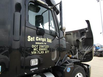 Freightliner Columbia Right Front Door Assembly for a Freightliner COLUMBIA 120