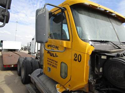 Freightliner Columbia Right Front Door Assembly for a Freightliner COLUMBIA 120