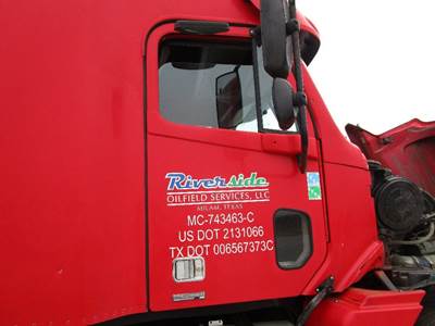 Freightliner Columbia Right Front Door Assembly for a Freightliner COLUMBIA 120