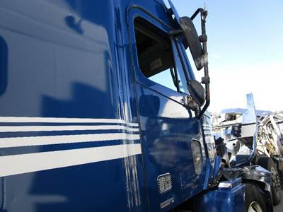 Freightliner Columbia Right Front Door Assembly for a Freightliner COLUMBIA 120