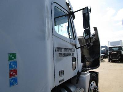 Freightliner Columbia Right Front Door Assembly for a Freightliner COLUMBIA 120