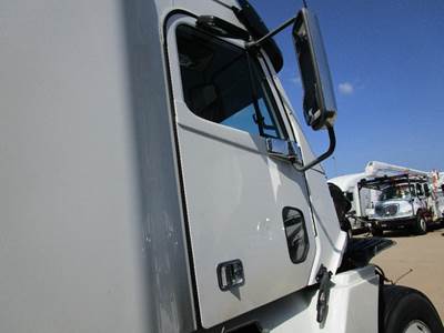 Freightliner Columbia Right Front Door Assembly for a Freightliner COLUMBIA 120