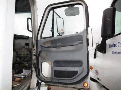 Freightliner Columbia Right Front Door Assembly for a Freightliner COLUMBIA 120
