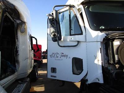 Freightliner Columbia Right Front Door Assembly for a Freightliner COLUMBIA 120