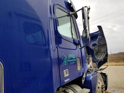 Freightliner Columbia Right Front Door Assembly for a Freightliner COLUMBIA 120