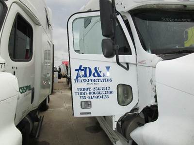 Freightliner Columbia Right Front Door Assembly for a Freightliner COLUMBIA 120