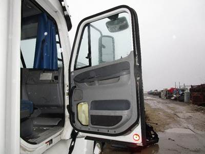 Freightliner Columbia Right Front Door Assembly for a Freightliner COLUMBIA 120