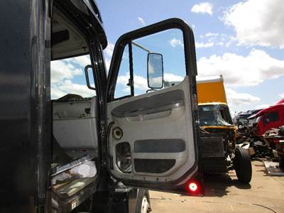 Freightliner Columbia Right Front Door Assembly for a Freightliner COLUMBIA 120