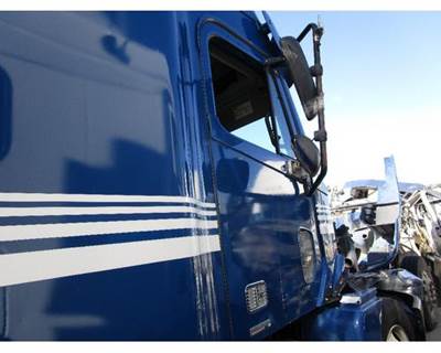 Freightliner Columbia Right Front Door Assembly for a Freightliner COLUMBIA 120