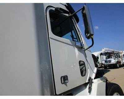 Freightliner Columbia Right Front Door Assembly for a Freightliner COLUMBIA 120