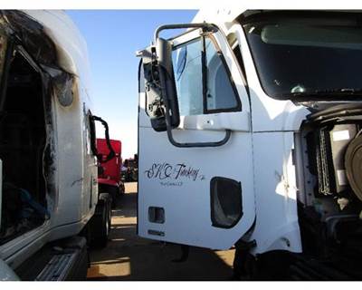 Freightliner Columbia Right Front Door Assembly for a Freightliner COLUMBIA 120