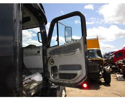 Freightliner Columbia Right Front Door Assembly for a Freightliner COLUMBIA 120