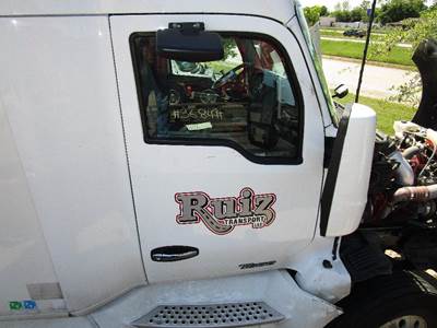 Kenworth T680 Right Front Door Assembly for a Kenworth T700