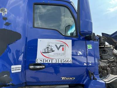 Kenworth T680 Right Front Door Assembly