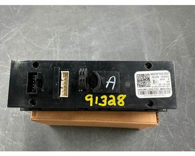 Used 2020 International LT625 Switch Panel, 6 Switches, Part # 28613205 / 4057689C3