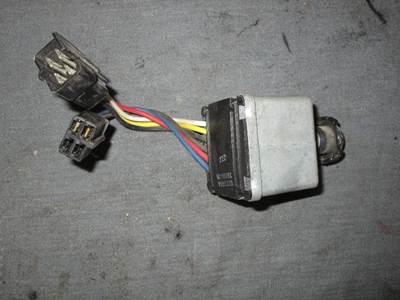 USED PETERBILT/KENWORTH WIPER SWITCH. 2 PLUG. BROKEN KNOB