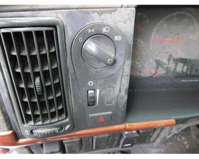 2011 Volvo VNL Light Control Module