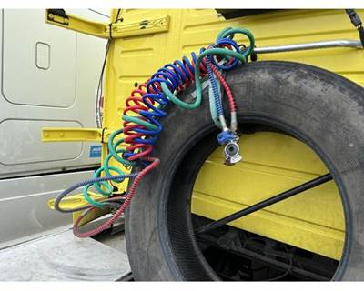Used Coiled Green Trailer ABS Cable for 2008 Volvo VNL