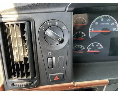 Used 2005 Volvo VNL Light Control Unit