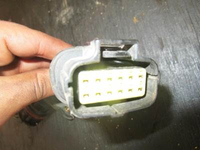 USED MX-13 PACCAR INJECTOR HARNESS MOUNTS ON CYLINDER HEAD
