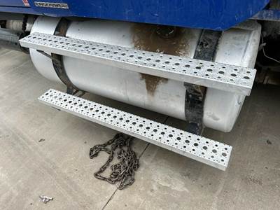 Freightliner Cascadia 125 Right Fuel Tank
